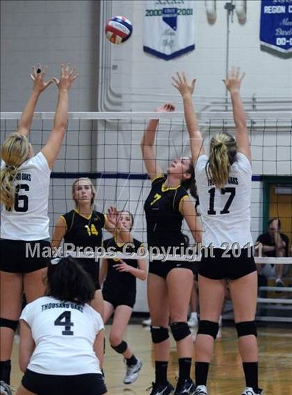Thumbnail 3 in Thousand Oaks vs. Bishop O'Dowd (2010 Durango Fall Classic) photogallery.