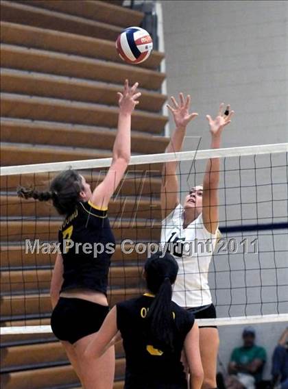 Thumbnail 1 in Thousand Oaks vs. Bishop O'Dowd (2010 Durango Fall Classic) photogallery.