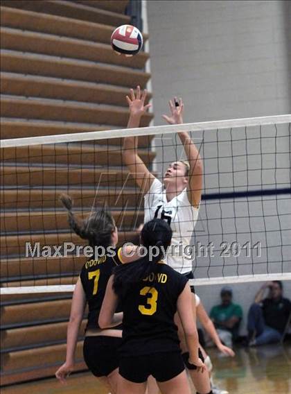 Thumbnail 2 in Thousand Oaks vs. Bishop O'Dowd (2010 Durango Fall Classic) photogallery.