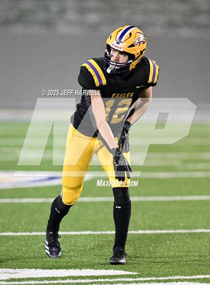 Thumbnail 3 in Avon vs. Walsh Jesuit (OHSAA Division 2 Semifinal) photogallery.