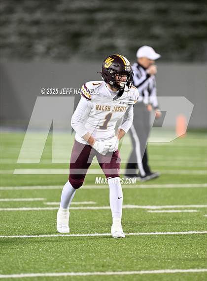 Thumbnail 2 in Avon vs. Walsh Jesuit (OHSAA Division 2 Semifinal) photogallery.