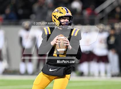 Thumbnail 3 in Avon vs. Walsh Jesuit (OHSAA Division 2 Semifinal) photogallery.