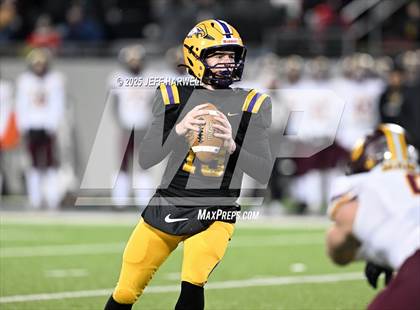 Thumbnail 1 in Avon vs. Walsh Jesuit (OHSAA Division 2 Semifinal) photogallery.