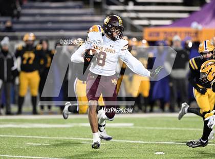 Thumbnail 3 in Avon vs. Walsh Jesuit (OHSAA Division 2 Semifinal) photogallery.