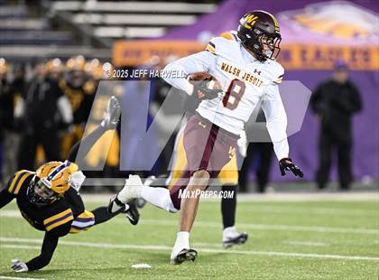 Thumbnail 3 in Avon vs. Walsh Jesuit (OHSAA Division 2 Semifinal) photogallery.