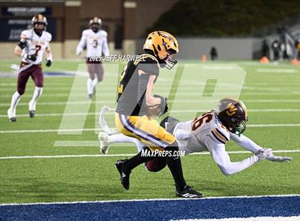 Thumbnail 1 in Avon vs. Walsh Jesuit (OHSAA Division 2 Semifinal) photogallery.