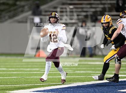 Thumbnail 2 in Avon vs. Walsh Jesuit (OHSAA Division 2 Semifinal) photogallery.