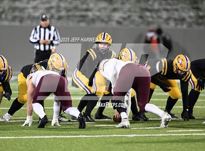 Thumbnail 1 in Avon vs. Walsh Jesuit (OHSAA Division 2 Semifinal) photogallery.