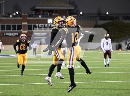 Thumbnail 1 in Avon vs. Walsh Jesuit (OHSAA Division 2 Semifinal) photogallery.