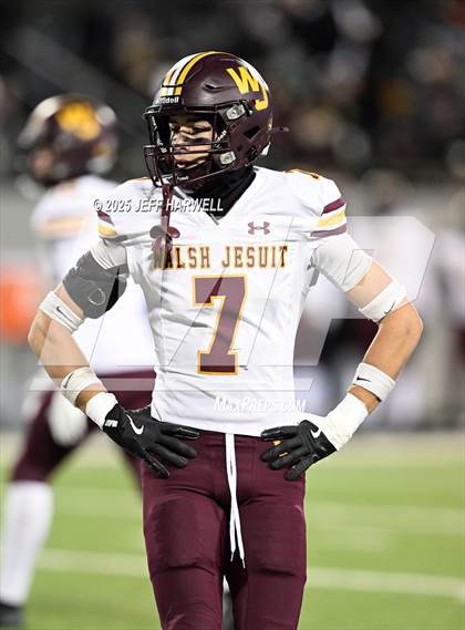 Thumbnail 3 in Avon vs. Walsh Jesuit (OHSAA Division 2 Semifinal) photogallery.