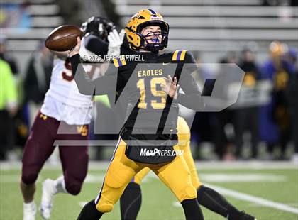 Thumbnail 2 in Avon vs. Walsh Jesuit (OHSAA Division 2 Semifinal) photogallery.