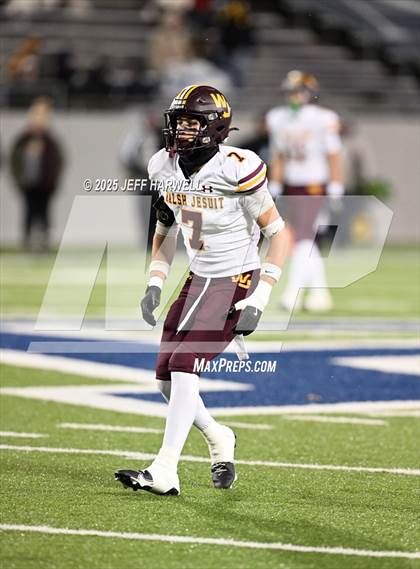 Thumbnail 1 in Avon vs. Walsh Jesuit (OHSAA Division 2 Semifinal) photogallery.