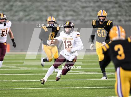 Thumbnail 2 in Avon vs. Walsh Jesuit (OHSAA Division 2 Semifinal) photogallery.
