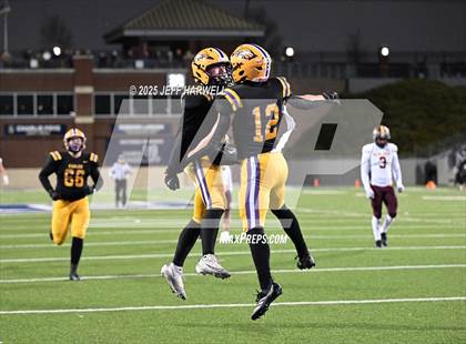 Thumbnail 3 in Avon vs. Walsh Jesuit (OHSAA Division 2 Semifinal) photogallery.