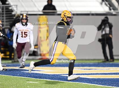 Thumbnail 1 in Avon vs. Walsh Jesuit (OHSAA Division 2 Semifinal) photogallery.