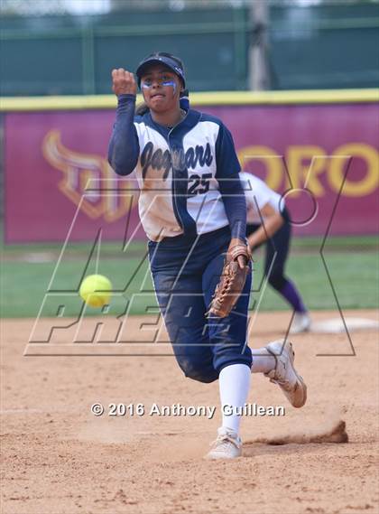 Thumbnail 2 in Chavez vs. South East (CIF LA City Section D2 Final) photogallery.