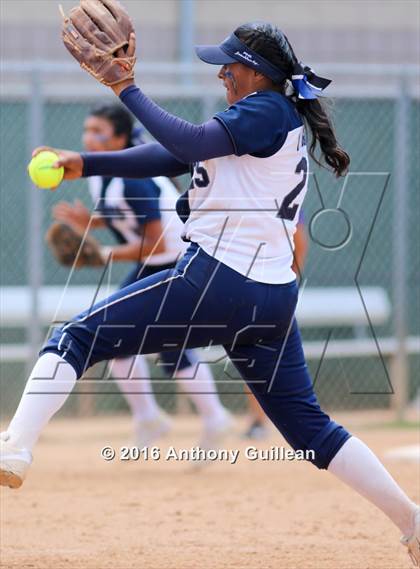 Thumbnail 1 in Chavez vs. South East (CIF LA City Section D2 Final) photogallery.