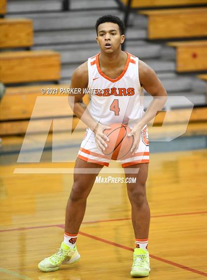 Thumbnail 1 in Catholic-B.R. vs McDonogh 35 (Country Day Classic) photogallery.