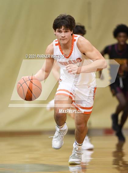 Thumbnail 3 in Catholic-B.R. vs McDonogh 35 (Country Day Classic) photogallery.