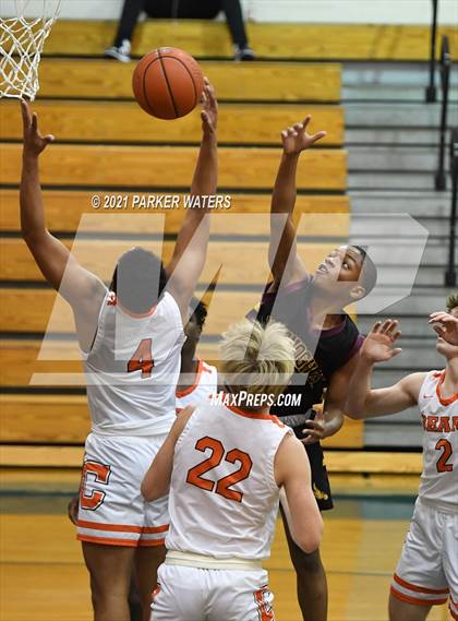 Thumbnail 2 in Catholic-B.R. vs McDonogh 35 (Country Day Classic) photogallery.