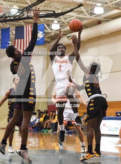 Thumbnail 3 in Catholic-B.R. vs McDonogh 35 (Country Day Classic) photogallery.