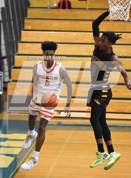 Thumbnail 3 in Catholic-B.R. vs McDonogh 35 (Country Day Classic) photogallery.