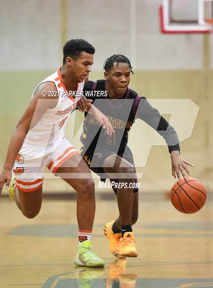 Thumbnail 1 in Catholic-B.R. vs McDonogh 35 (Country Day Classic) photogallery.