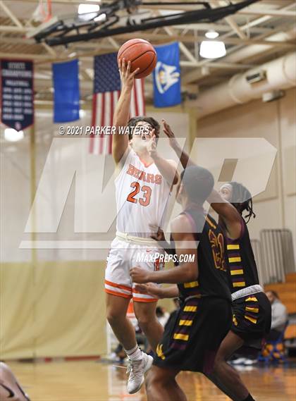 Thumbnail 3 in Catholic-B.R. vs McDonogh 35 (Country Day Classic) photogallery.