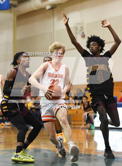 Thumbnail 1 in Catholic-B.R. vs McDonogh 35 (Country Day Classic) photogallery.