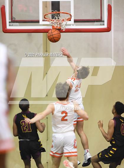 Thumbnail 1 in Catholic-B.R. vs McDonogh 35 (Country Day Classic) photogallery.