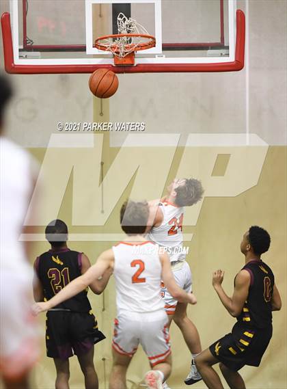 Thumbnail 2 in Catholic-B.R. vs McDonogh 35 (Country Day Classic) photogallery.