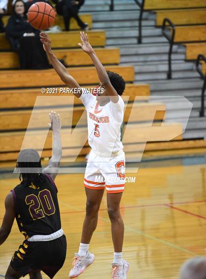 Thumbnail 2 in Catholic-B.R. vs McDonogh 35 (Country Day Classic) photogallery.