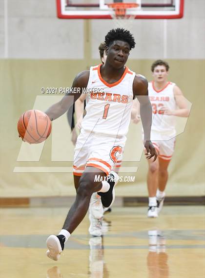 Thumbnail 2 in Catholic-B.R. vs McDonogh 35 (Country Day Classic) photogallery.