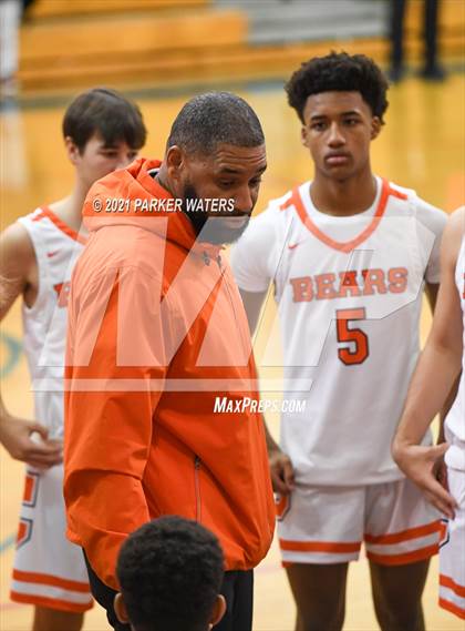 Thumbnail 1 in Catholic-B.R. vs McDonogh 35 (Country Day Classic) photogallery.