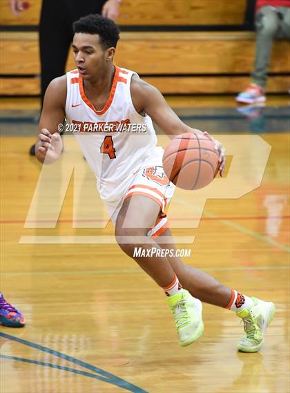 Thumbnail 3 in Catholic-B.R. vs McDonogh 35 (Country Day Classic) photogallery.