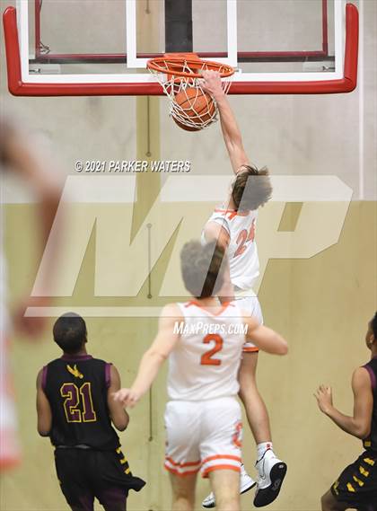 Thumbnail 3 in Catholic-B.R. vs McDonogh 35 (Country Day Classic) photogallery.