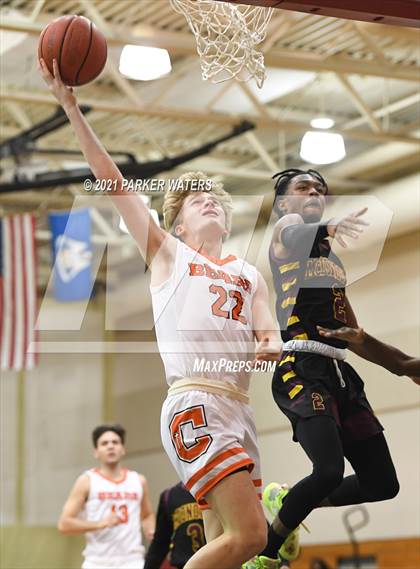 Thumbnail 3 in Catholic-B.R. vs McDonogh 35 (Country Day Classic) photogallery.