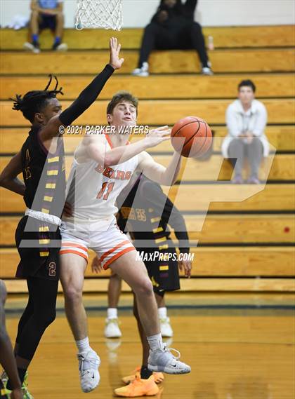 Thumbnail 3 in Catholic-B.R. vs McDonogh 35 (Country Day Classic) photogallery.