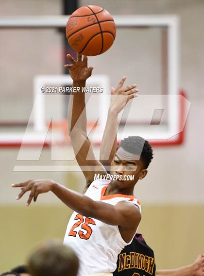 Thumbnail 2 in Catholic-B.R. vs McDonogh 35 (Country Day Classic) photogallery.