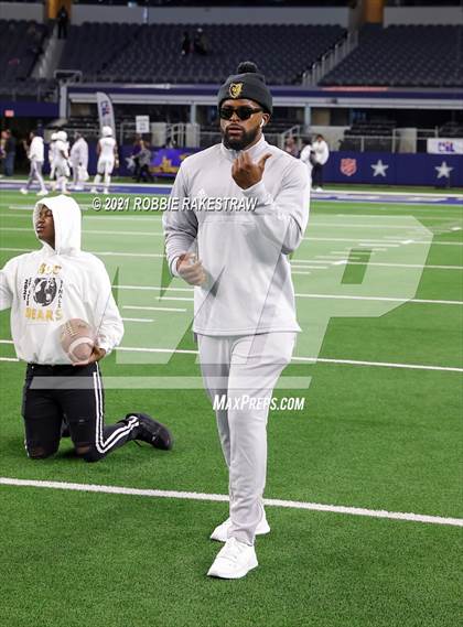 Thumbnail 1 in South Oak Cliff vs. Liberty Hill (UIL Football 5A D2 Finals) photogallery.