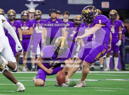 Thumbnail 1 in South Oak Cliff vs. Liberty Hill (UIL Football 5A D2 Finals) photogallery.