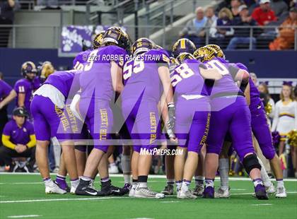 Thumbnail 3 in South Oak Cliff vs. Liberty Hill (UIL Football 5A D2 Finals) photogallery.