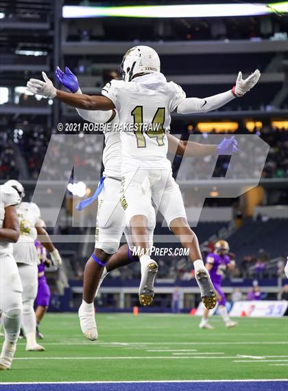Thumbnail 2 in South Oak Cliff vs. Liberty Hill (UIL Football 5A D2 Finals) photogallery.