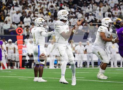 Thumbnail 2 in South Oak Cliff vs. Liberty Hill (UIL Football 5A D2 Finals) photogallery.