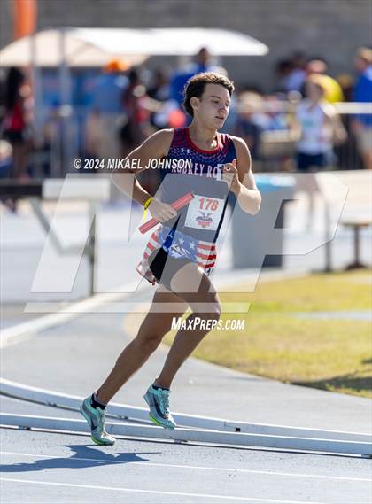 Thumbnail 3 in UF Relays (Saturday - 4 x 800 Meter Heat 2) photogallery.