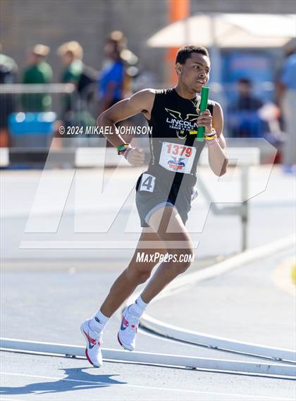 Thumbnail 3 in UF Relays (Saturday - 4 x 800 Meter Heat 2) photogallery.