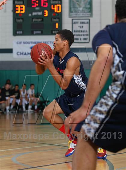 Thumbnail 1 in Leuzinger vs. Oak Park photogallery.