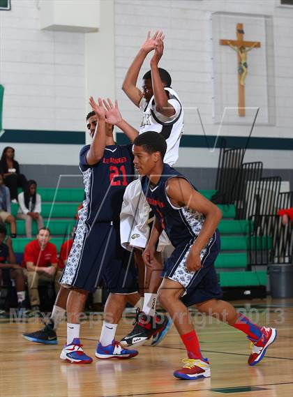 Thumbnail 3 in Leuzinger vs. Oak Park photogallery.