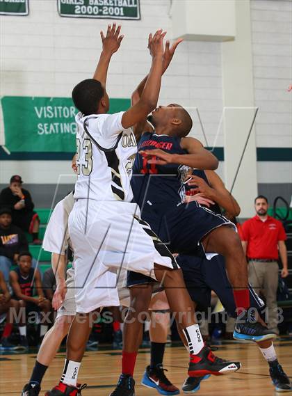 Thumbnail 2 in Leuzinger vs. Oak Park photogallery.
