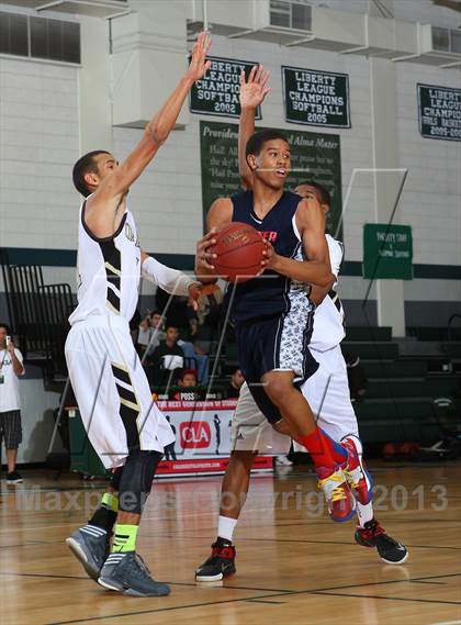 Thumbnail 2 in Leuzinger vs. Oak Park photogallery.